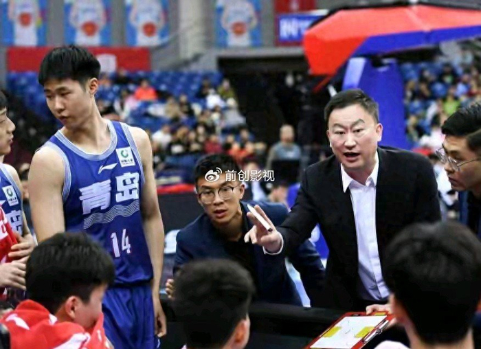华体会-青岛男篮憋大招！2米16防守铁闸空降，刘维伟这招棋妙在哪儿？|米奇|克劳福德|贾马尔-克劳福德|广州队|青岛队_新浪体育_新浪新闻